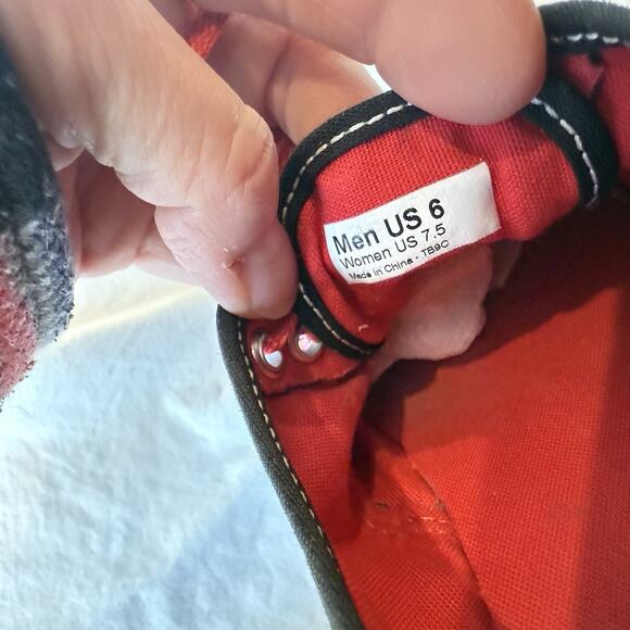 Vans Sneakers W/7.5 M/6 Black MultiColor Hello Kitty Athleisure Skate Life VGC - Picture 11 of 11